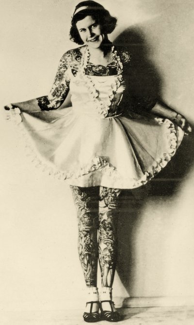 Retrato de una mujer tatuada, c.1946 (Foto sepia) de Unknown